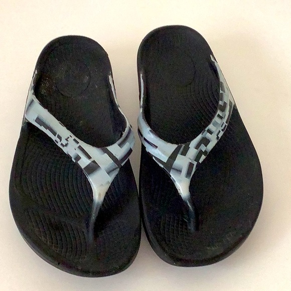 OOFOS Shoes - OOFOS Black and Gray Thong Flip Flops, Heavily Worn Preppy Beach Slippers Shower
